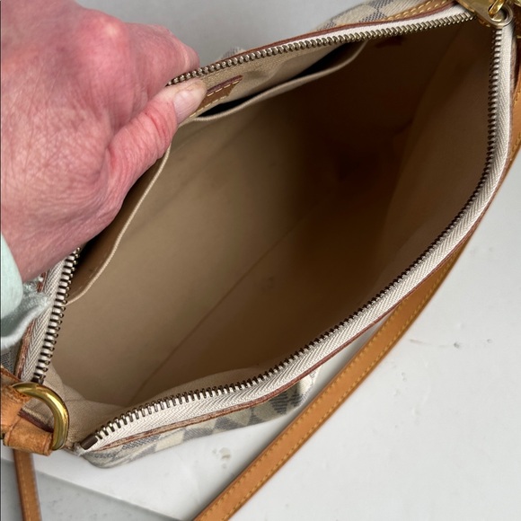 Louis Vuitton Damier Azur Syracuse MM white 
Date codes MI 2171
12” x 9” x 4” - Picture 13 of 16